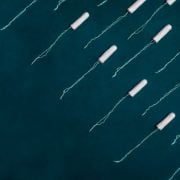Soms vergeet je het bijna. Hoelang kun je een tampon inhouden?