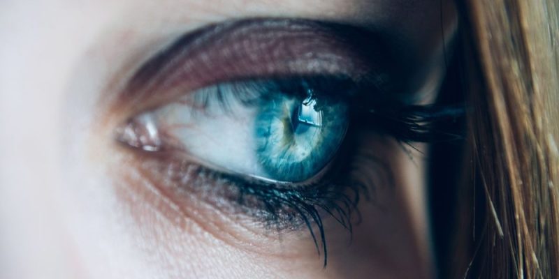 Welke kleur oogschaduw bij blauwe ogen? De mooiste combinaties en trends